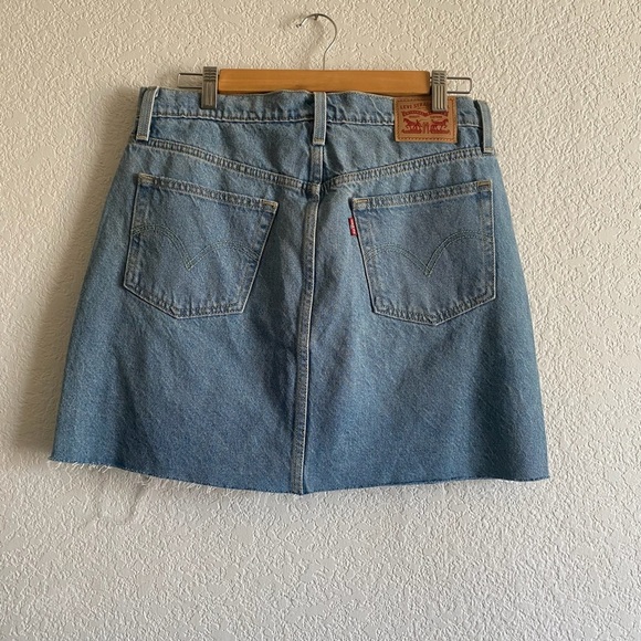 Levi’s high Rise Distressed Denim Mini Skirt size 30 - Picture 3 of 6